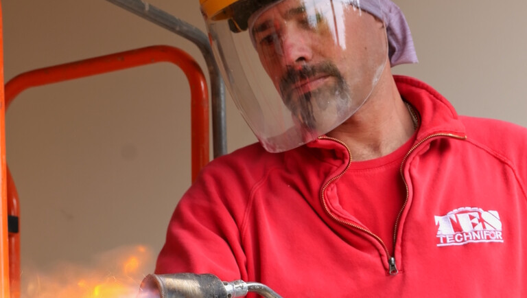 La chaleur rétracte l'acier, ce qui augmente la résistance du béton.