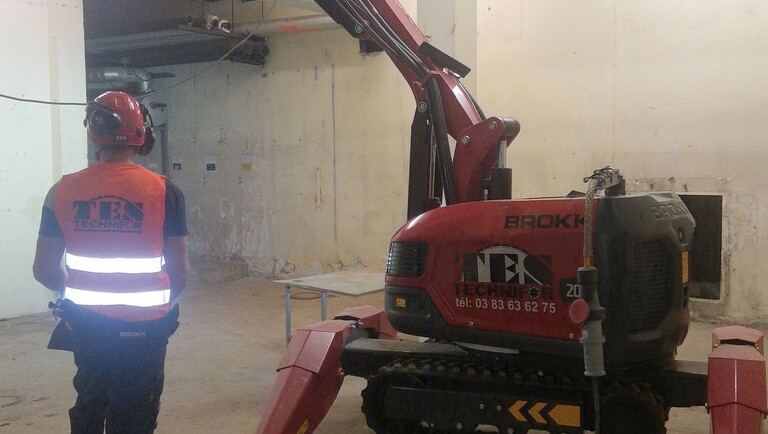 Robot de démolition Brokk 200 avec sa pince et son BRH