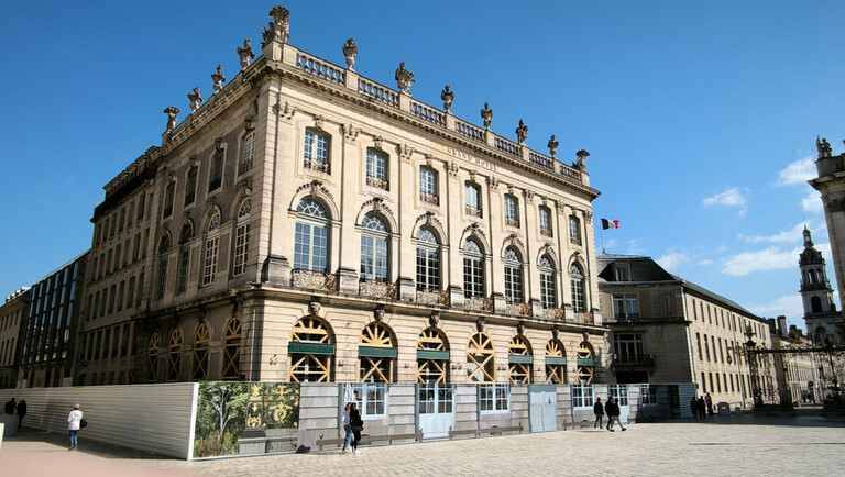 Le Grand Hôtel de la Reine, place Stanislas à Nancy : un bâtiment historique en rénovation, où TES TECHNIFOR réalise des travaux de micropieux et de reprise en sous-œuvre.