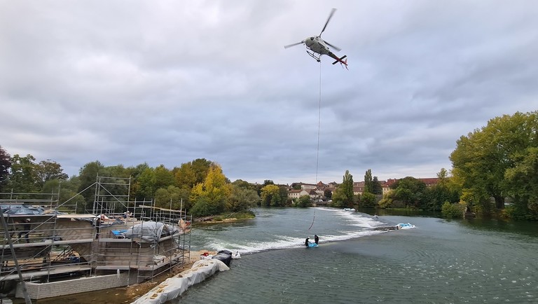 Héliportage de bigbags à Dôle pour la réparation d'un seuil de barrage