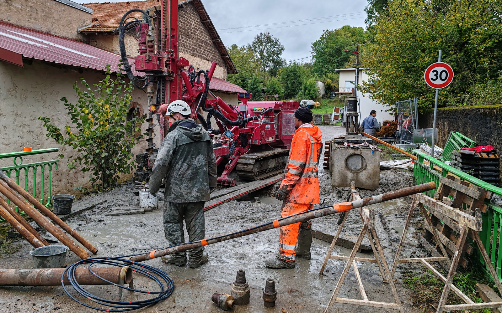 L'équipe TES Technifor au travail sur le pont du Chambion